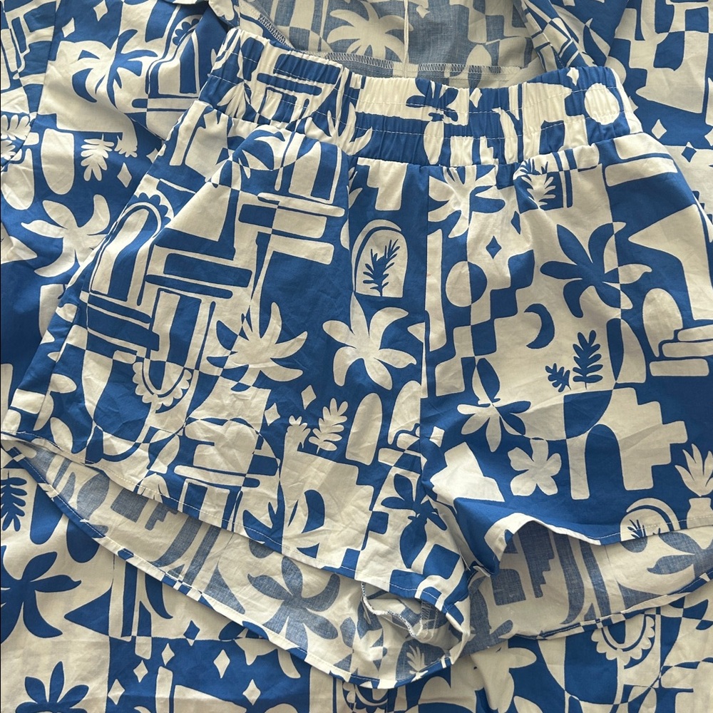 Show Me Your Mumu Blue and White Patterned Shirt and Shorts Set M - Picture 4 of 4